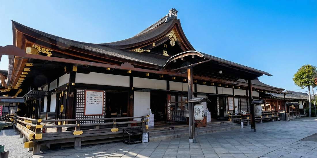 Temple To-ji à Kyoto : vue extérieure du bâtiment Miedo-in avec son architecture traditionnelle japonaise en bois et son toit en écorce de cyprès sous un ciel bleu clair.