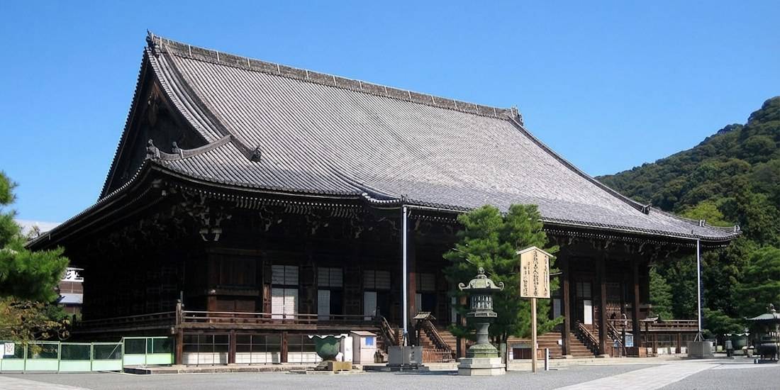 Temple Chion-in à Kyoto : vue extérieure du bâtiment principal Miei-do, architecture bouddhiste traditionnelle japonaise en bois sous un ciel bleu.