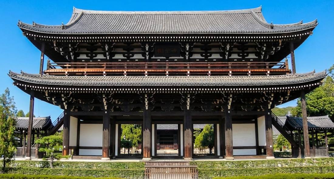 Sanmon du temple Tofuku-ji à Kyoto, plus ancienne porte monumentale zen du Japon sous un ciel bleu.