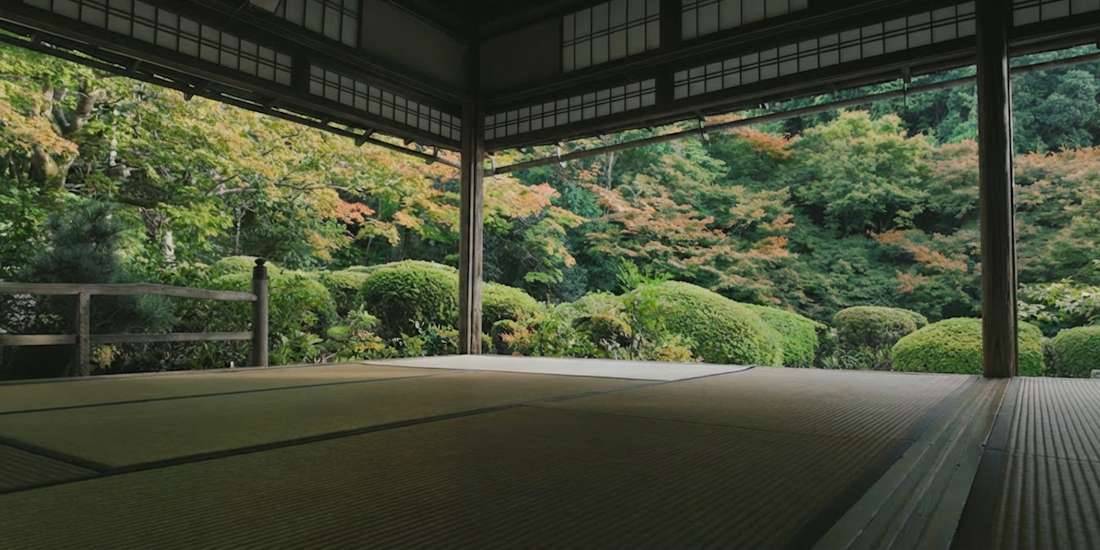 Vue de l'intérieur d'une salle de tatami traditionnelle ouvrant sur le jardin zen verdoyant du temple Shisen-do à Kyoto, Japon.