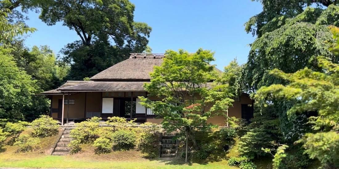 Pavillon de thé Shokin-tei avec toit de chaume traditionnel entouré d'un jardin japonais luxuriant à la Villa Impériale de Katsura, Kyoto, Japon.