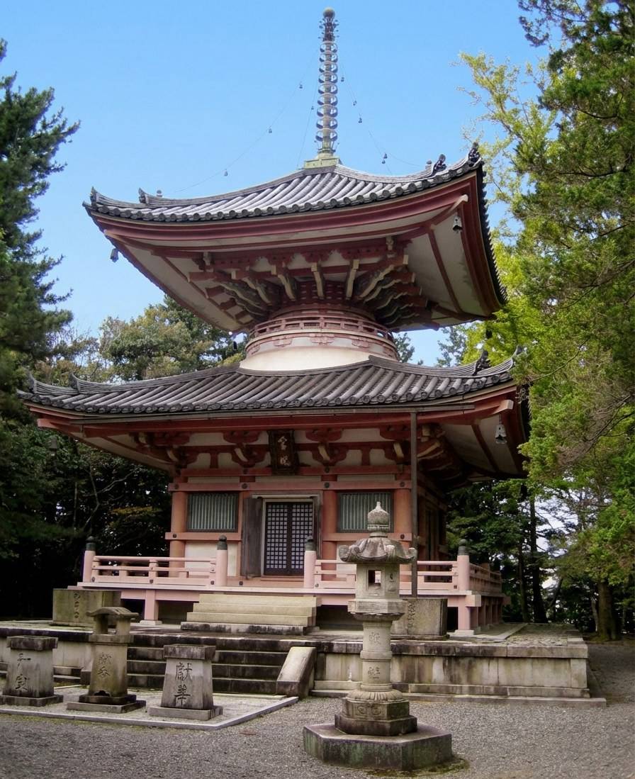 Pagode Tahoto à deux étages du temple bouddhiste Chion-in à Kyoto, Japon, architecture traditionnelle japonaise en bois sous un ciel bleu.