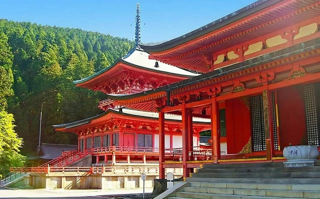 Pagode de l'Est (Todo) du temple Enryaku-ji sur le mont Hiei à Kyoto, architecture bouddhiste japonaise traditionnelle rouge vermillon entourée d'une forêt dense.