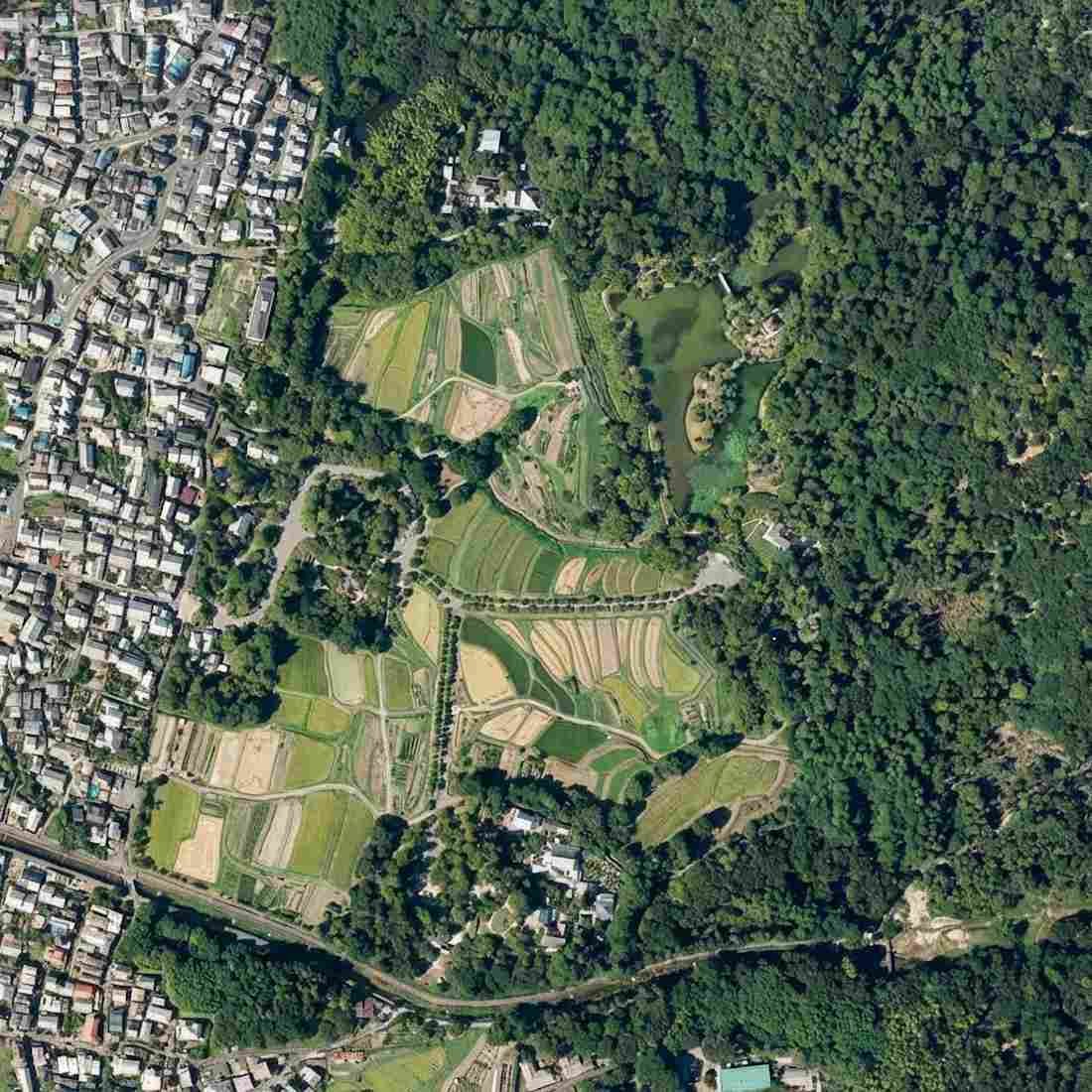 Vue aérienne de la villa impériale Shugaku-in à Kyoto avec ses jardins paysagers, rizières en terrasses et forêts environnantes