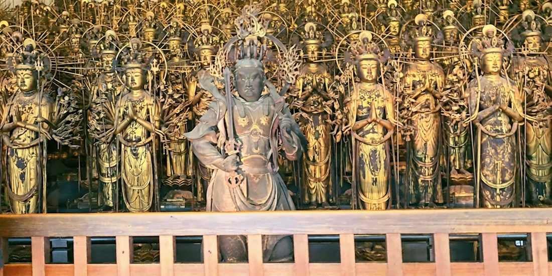 Statues de Kannon à mille bras alignées dans le temple Sanjusangen-do à Kyoto, Japon