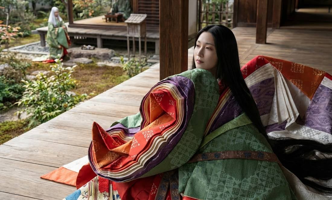 Taira no Tokuko, dite Kenreimon-in, en tenue impériale Heian, assise sur une véranda en bois face à un jardin japonais