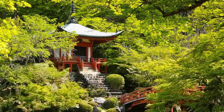 Pavillon Benten-do du temple Daigo-ji à Kyoto entouré d'érables verts avec un pont traditionnel rouge en été.