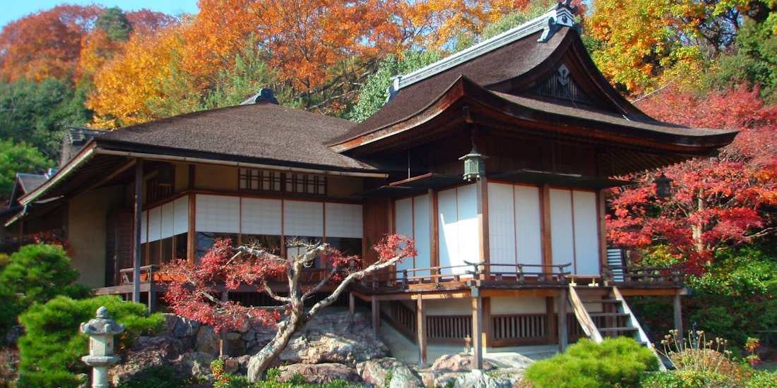 Villa Daijokaku au domaine Okochi Sanso à Kyoto entourée d’érables rouges en automne