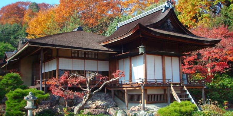 Villa Daijokaku au domaine Okochi Sanso à Kyoto entourée d’érables rouges en automne