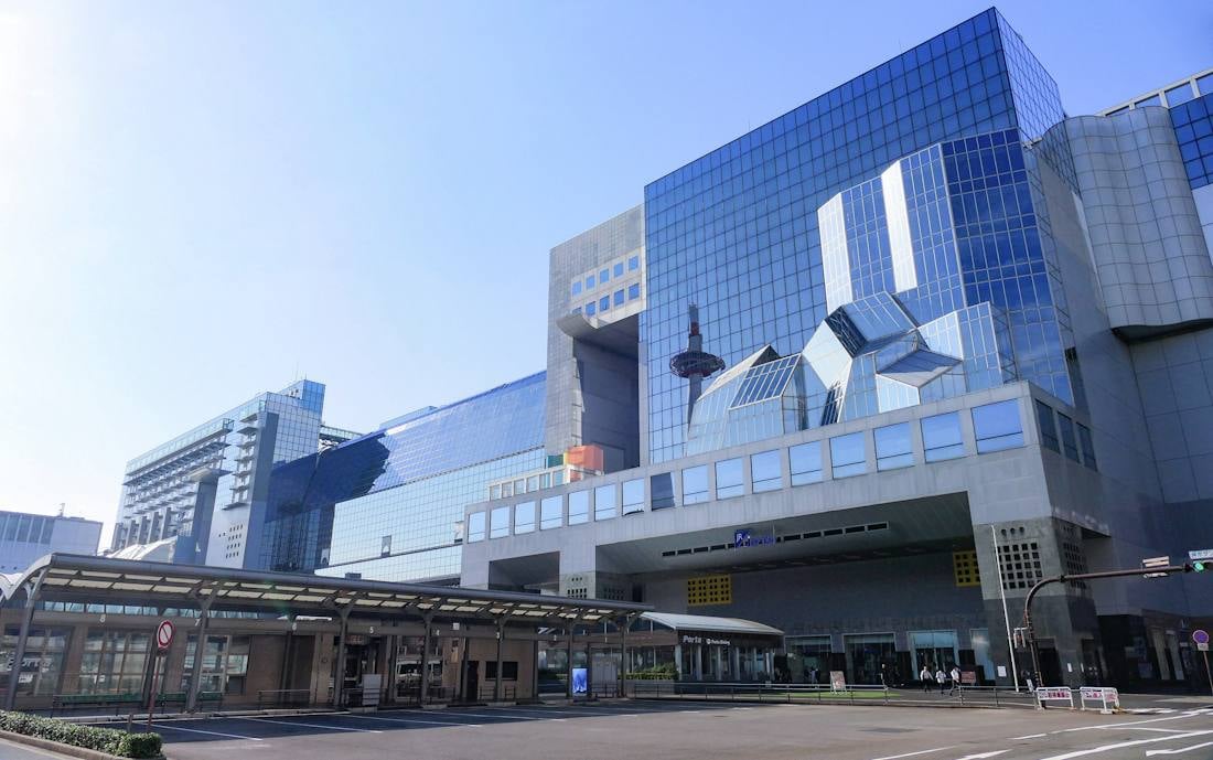 Gare de Kyoto au Japon, architecture moderne en verre et acier sous un ciel bleu