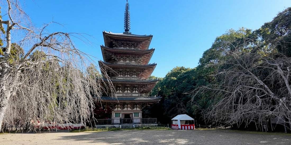 Pagode à cinq étages du temple Daigo-ji à Kyoto entourée d’arbres et sous un ciel bleu