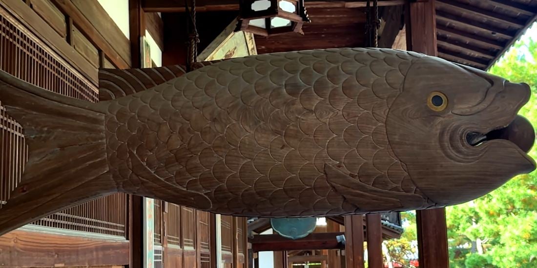 Sculpture japonaise en bois en forme de poisson suspendue au temple Manpuku-ji à Uji, Kyoto, utilisée comme gong de bois traditionnel (gyoban).