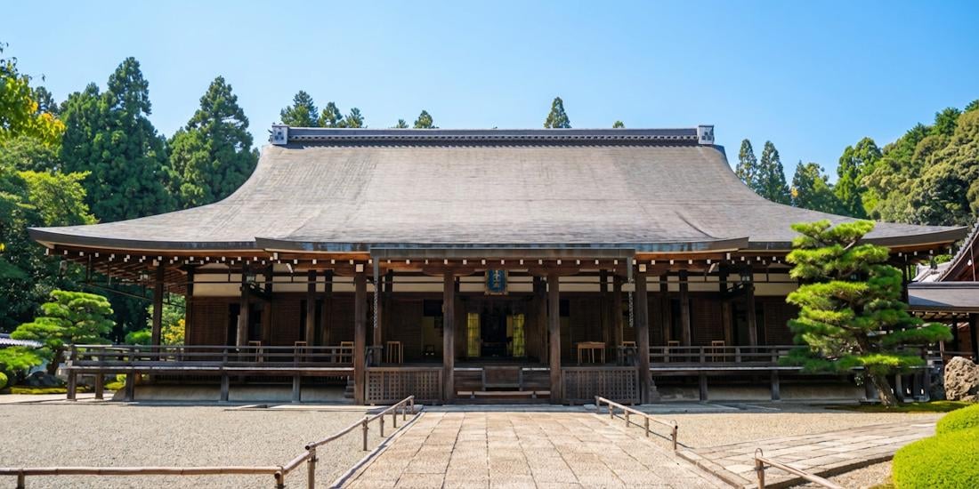 Hondo du temple Kokedera (Saiho-ji) à Kyoto, pavillon principal en bois entouré de jardins zen et de verdure
