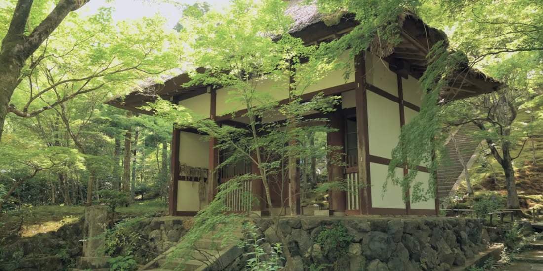 Porte Niomon du temple Jojakko-ji à Kyoto entourée de verdure et d’érables japonais