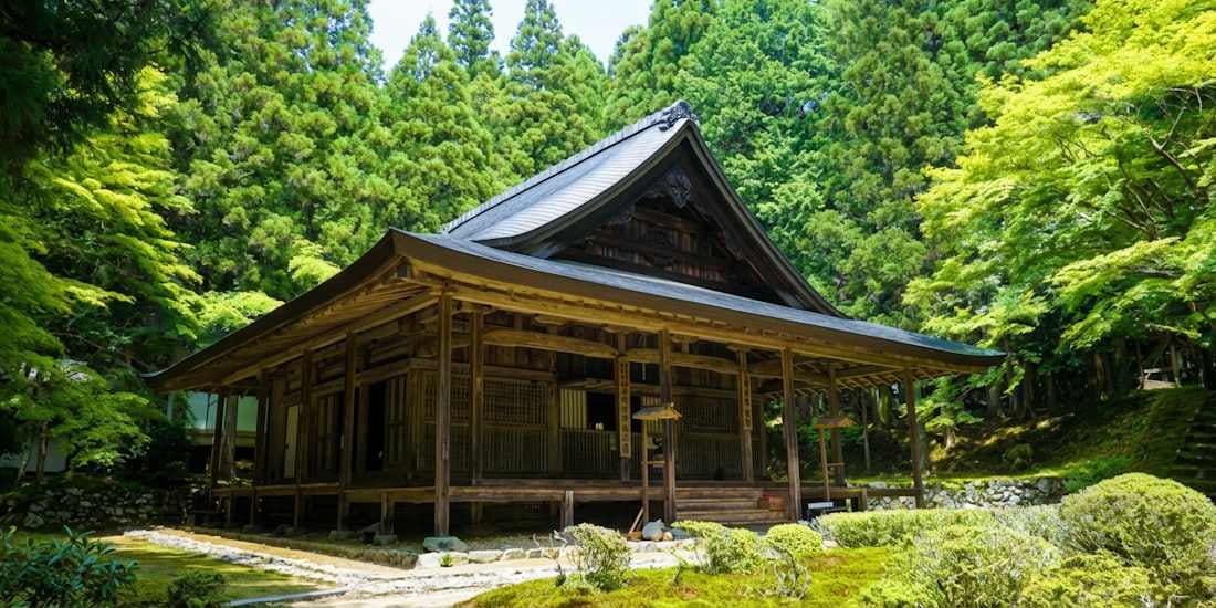 Temple bouddhiste Raigo-in en bois entouré d'une forêt de cèdres et d'érables verts à Ohara, Kyoto, Japon.