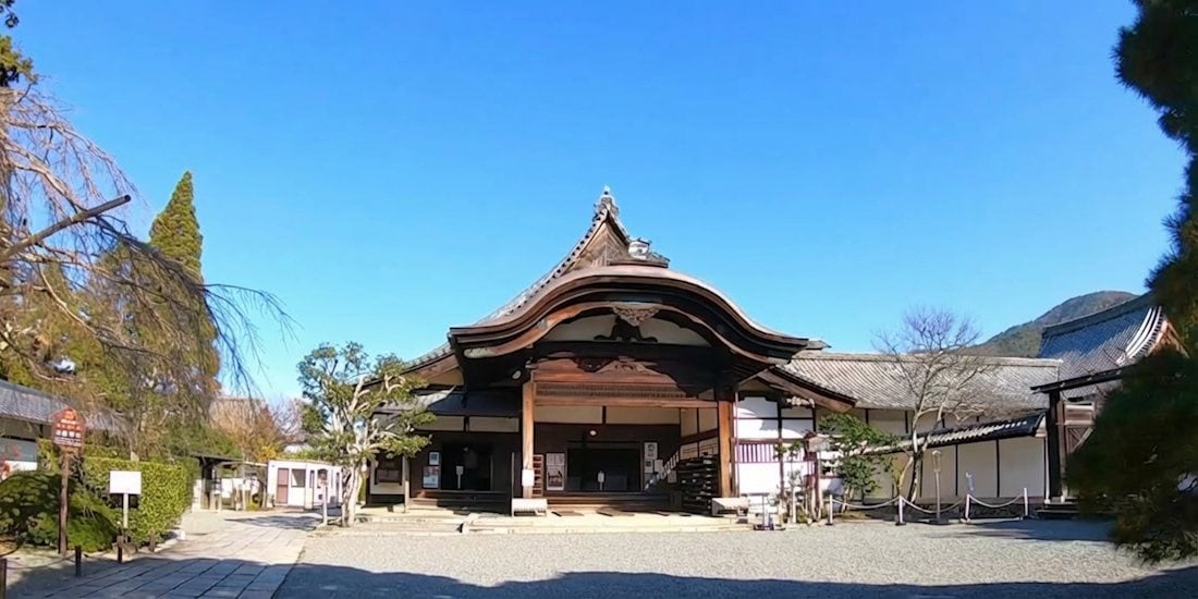 Entrée principale du temple Sanbō-in à Daigo-ji, Kyoto, montrant l'architecture bouddhiste traditionnelle japonaise en bois sous un ciel bleu clair.