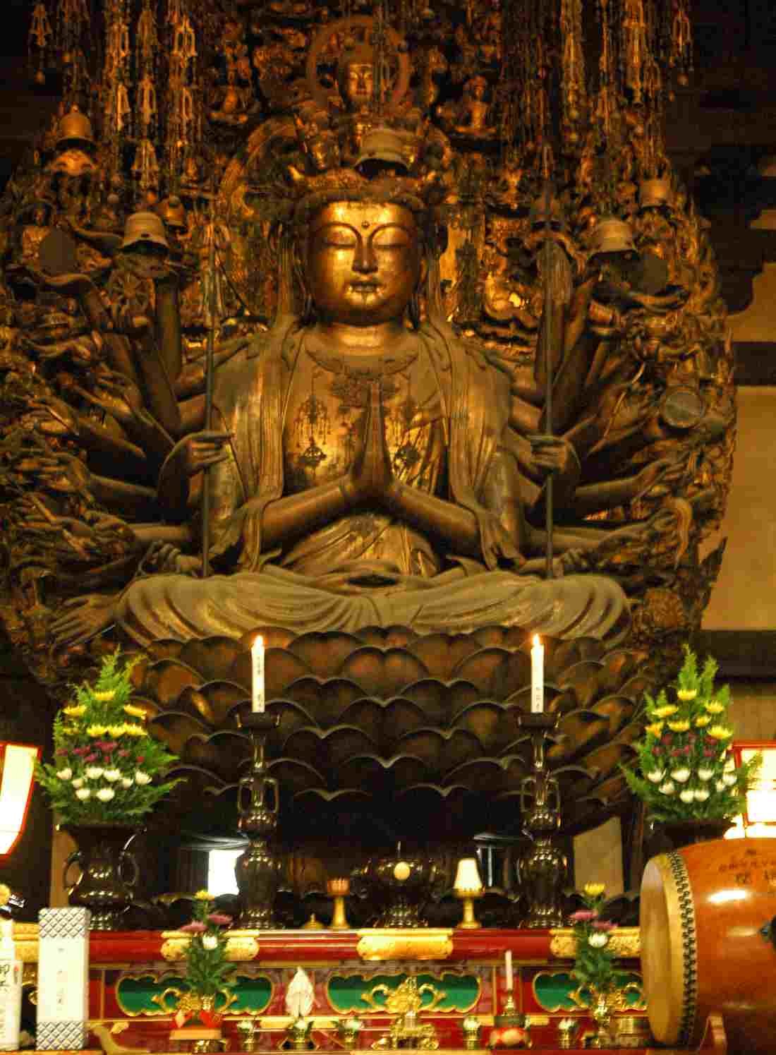 Statue de Senju Kannon aux mille bras par Tankei au temple Sanjūsangen-dō à Kyoto, entourée de figures bouddhiques dorées