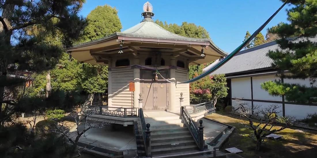 Shinkyo-den au temple Daikoku-ji à Kyoto, pavillon bouddhiste entouré de jardins traditionnels japonais