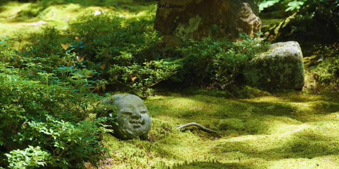 Statue Warabe Jizo recouverte de mousse dans le jardin Yusei-en à Ohara, près de Kyoto, Japon