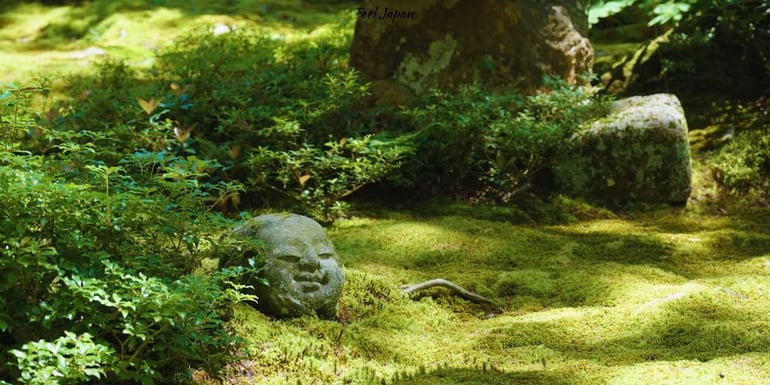 Statue Warabe Jizo recouverte de mousse dans le jardin Yusei-en à Ohara, près de Kyoto, Japon
