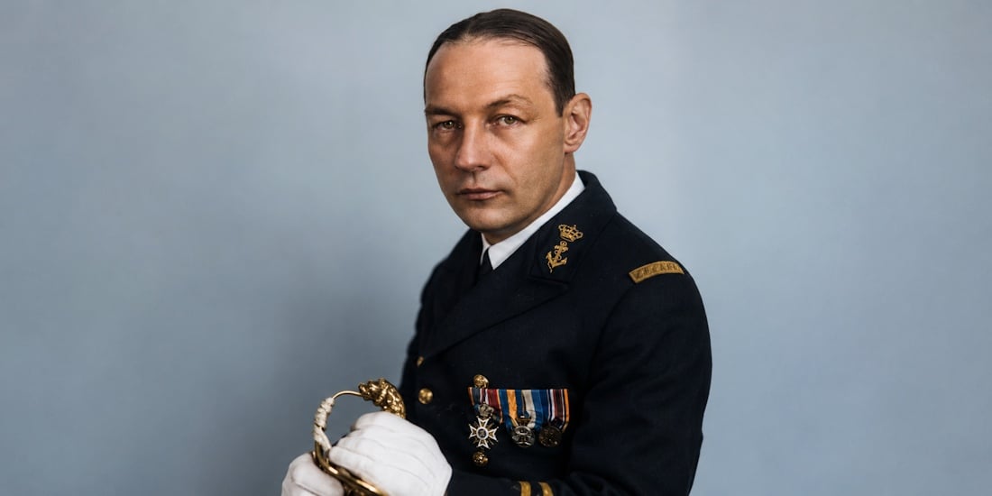Portrait en studio de l’amiral Karel Doorman en uniforme naval avec décorations, vers 1930