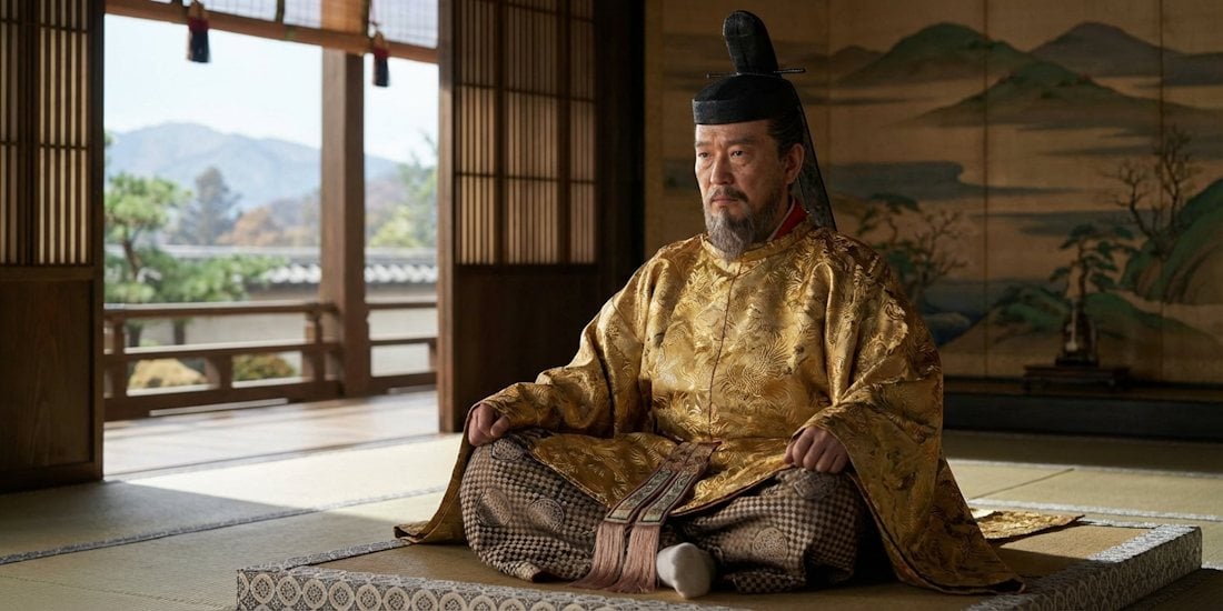 Empereur Saga du Japon en tenue impériale traditionnelle assis dans un palais de style Heian