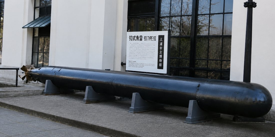 Torpille japonaise Type 93 exposée devant le musée municipal de Tsuchiura, Japon — arme navale de la Seconde Guerre mondiale