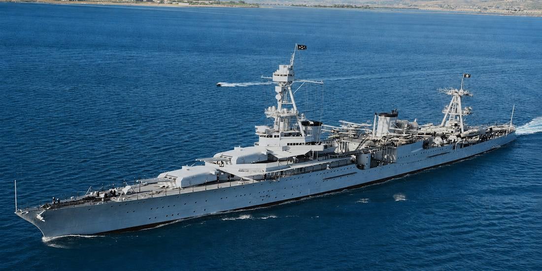 Croiseur lourd USS Houston (CA-30) de la Marine américaine naviguant en mer lors de son départ de San Diego en 1935, vue aérienne