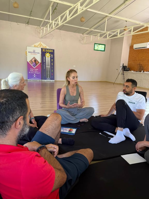 Eda Kuralay grup çemberinin içinde çalışmayı yönlendirirken