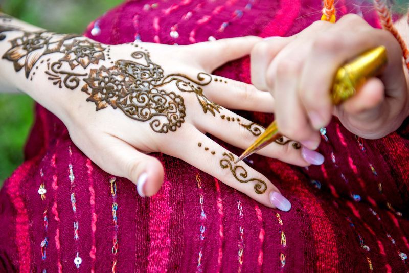 Henna Tattoos, Shisha Use, And Entertainment Activities