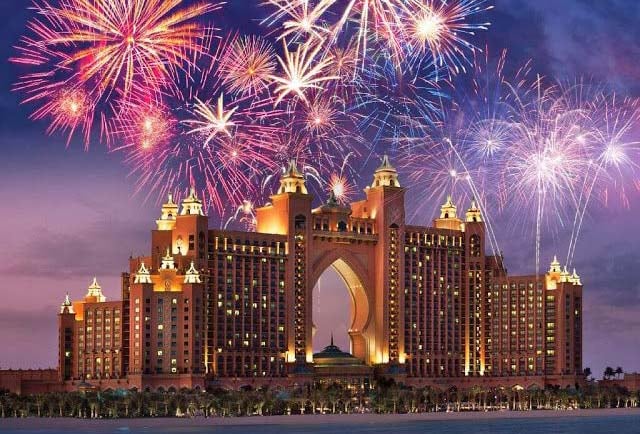 Live Amazed by The Grandeur of the Atlantis Fireworks At Dubai