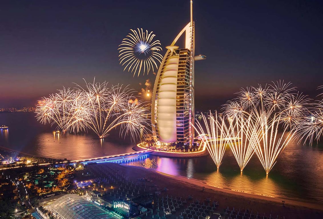 Free Food And Drinks In The Beautiful Views Of Jumeirah Al Qasr’s Fireworks