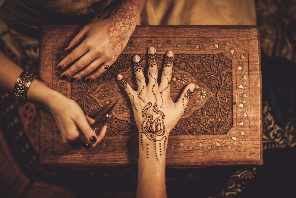 Henna Tattoos, Shisha Use, And Entertainment Activities