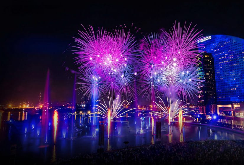 Look the Dazzling Fireworks Of Dubai