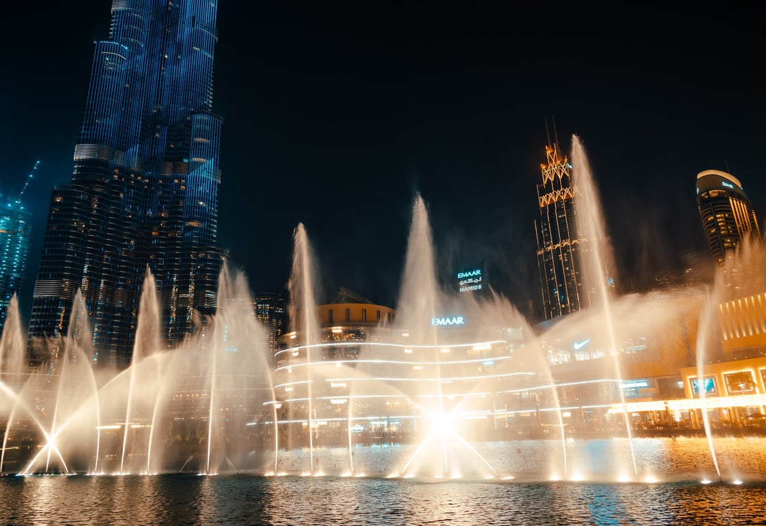 8. Witnessing the Dancing Musical Fountain- Dubai Fountain: