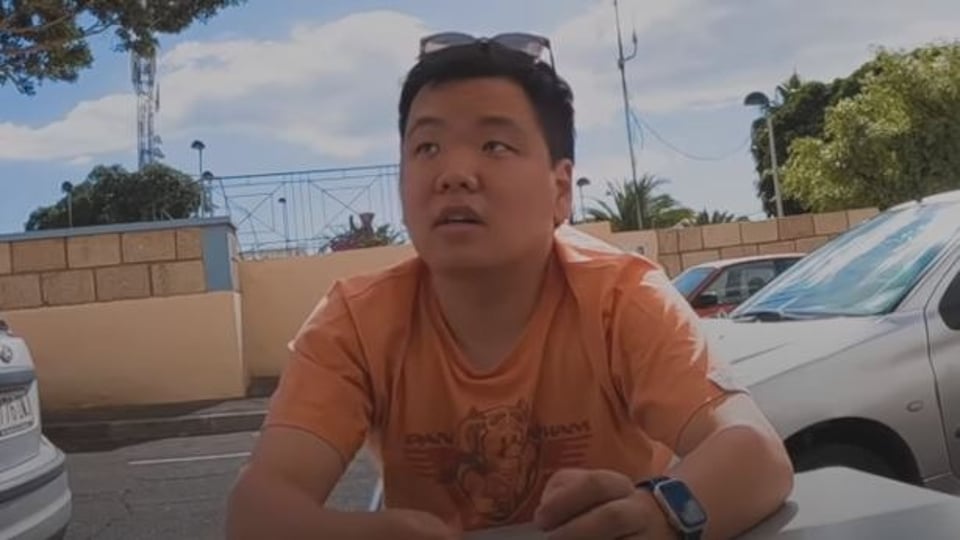 돌아가신 할아버지의 집에 누군가 살고있다?.
