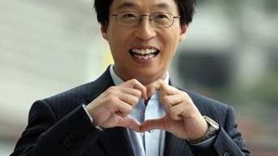 방송 중 걸려온 전화를 대처하는 유재석.