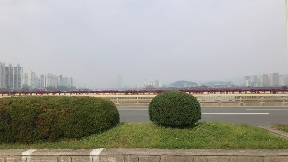 미세먼지 많은 날과 깨끗한 날의 비교 사진