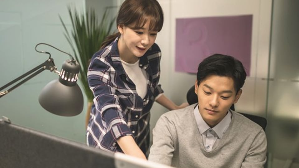 여직원이 관심 있는 '남직원' 앞에서 하는 '이 행동'.