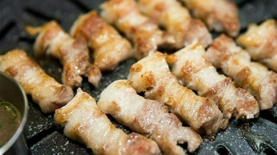 드디어 나왔다! 혼밥 고기족을 위한 '1인용 삼겹살가게'.