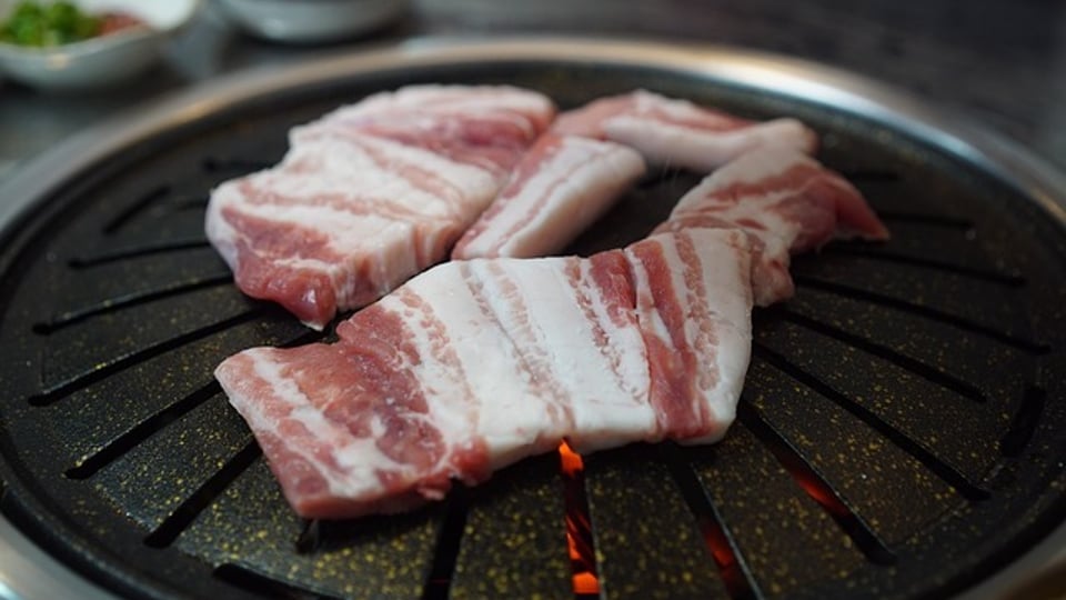 당신이 몰랐던 삼겹살 구울때 나오는 액체의 정체는.