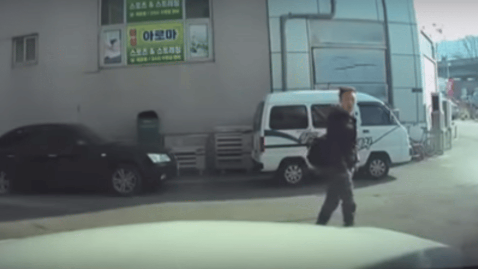 쳐다봤다고 여자한테 욕하면서 주먹질 하는 아저씨.