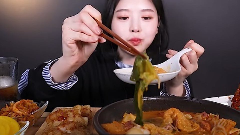 먹방이 규제된 중국 근황.