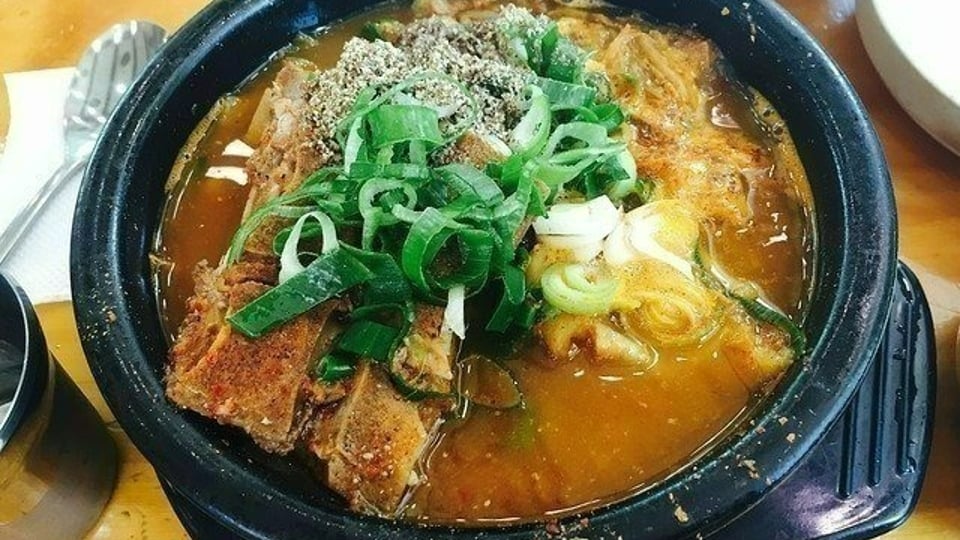 사람마다 다른 뼈해장국 먹는 방법