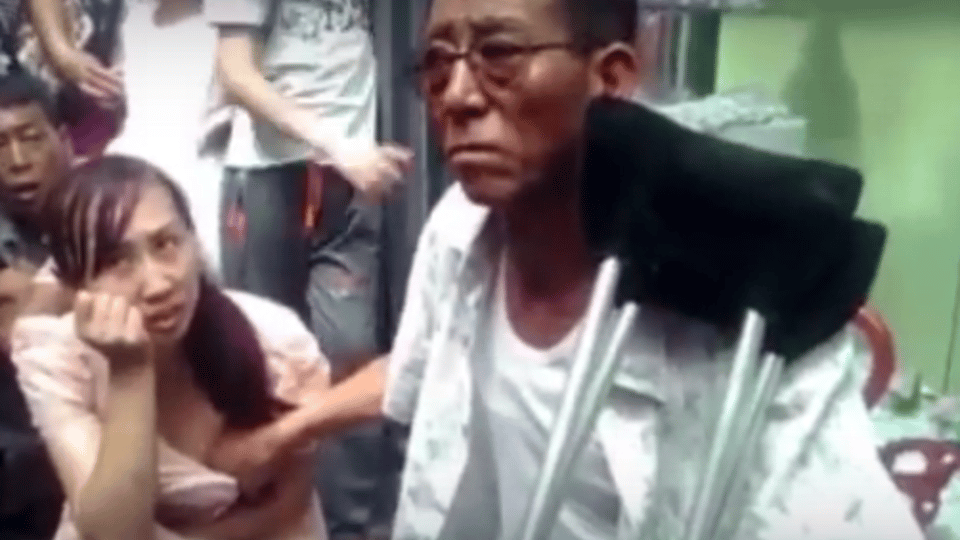 여성 가슴을 만져 미래를 본다는 충격적인 점쟁이.