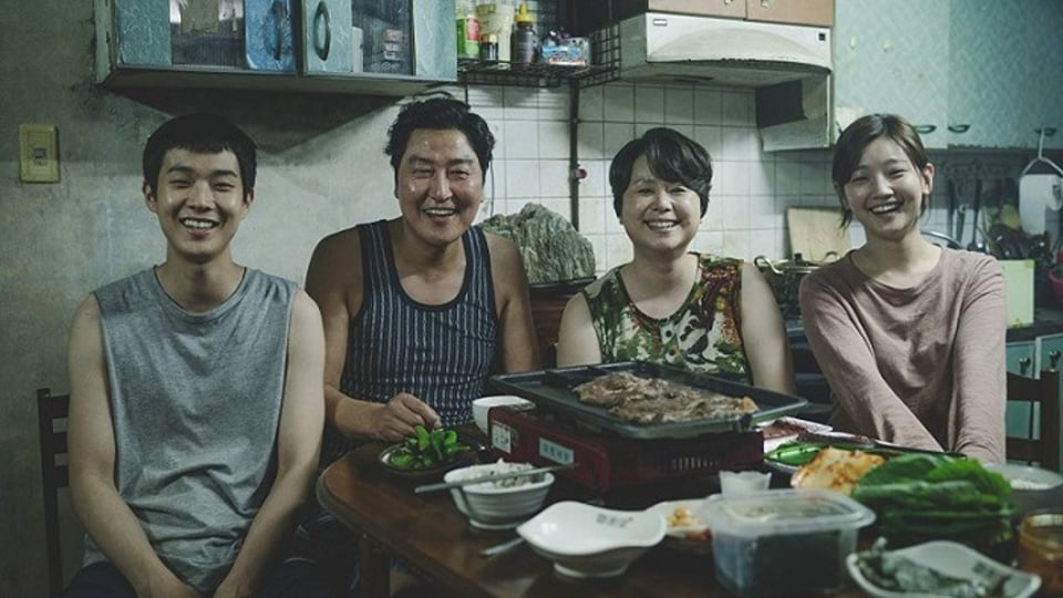 가정부의 아들이 날 자꾸 쳐다본다.