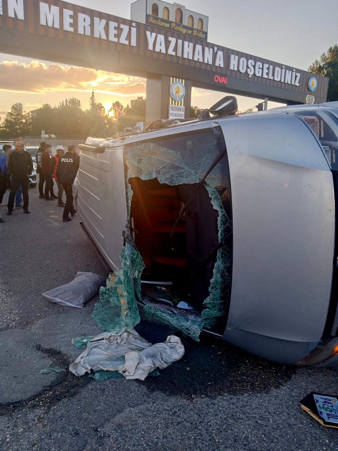 Malatya-Sivas Karayolunda Minibüs ile Otomobil Çarpıştı