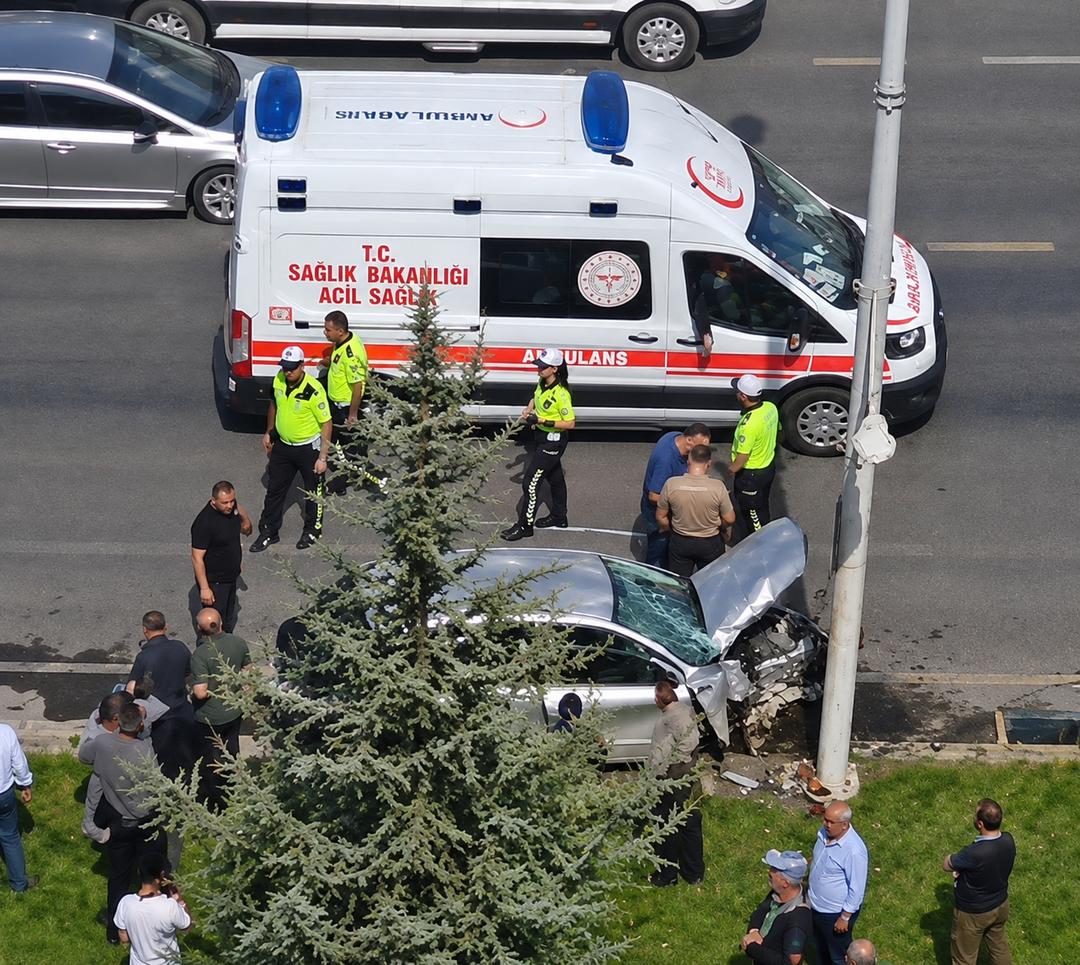 Malatya’da Feci Kaza: Otomobil Trambüs Direğine Çarptı, 4 Yaralı