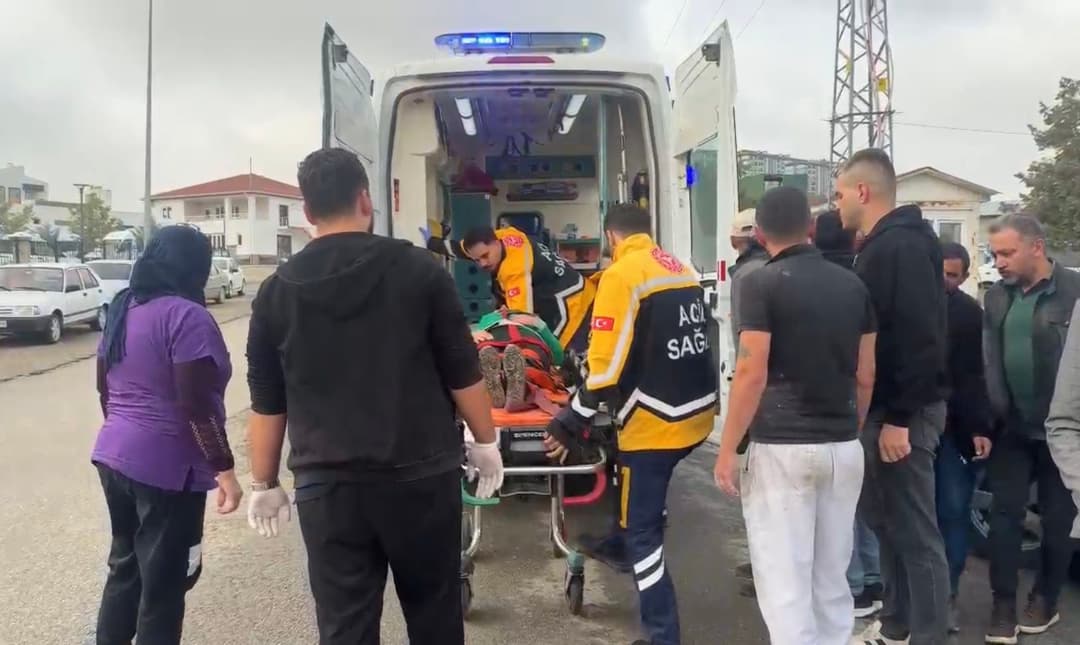 Minibüsten İndi, Karşıya Geçerken Otomobil Çarptı! 