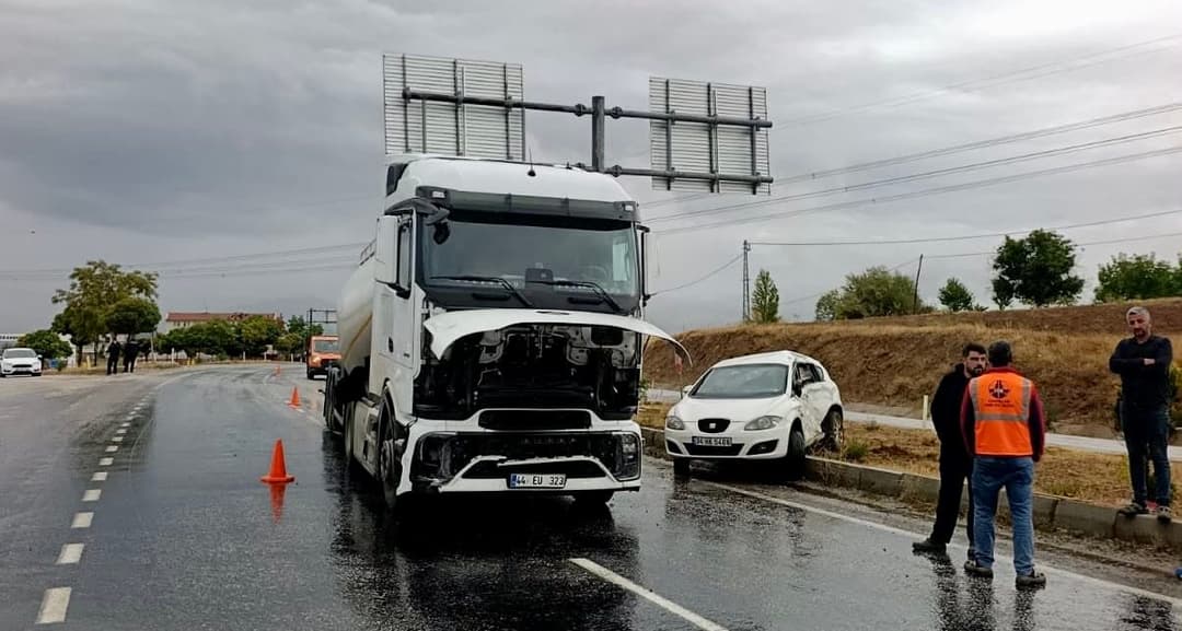 TIR ile Otomobil Çarpıştı